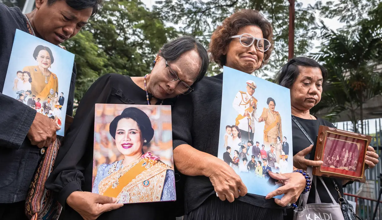 Dikenal sebagai fashionista dan sosok ibu bangsa yang penyayang, Ratu Sirikit Kitiyakara juga dikenal sebagai yang pertama mempromosikan sutra Thailand ke dunia internasional. (Chanakarn Laosarakham/AFP)
