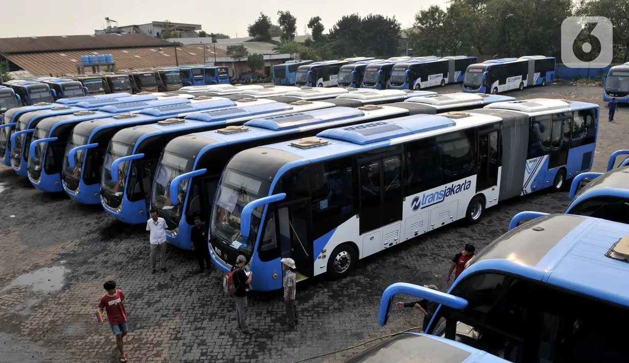 Bus Transjakarta Zhong Tong terparkir di Depo PPD F Klender, Jakarta, Rabu (30/10/2019). Sistem keamanan dari CCTV juga ditambah menjadi 8, kemudian tangga darurat otomatis, alat pemadam kebakaran, serta tata letak kursi penumpang yang diubah. (merdeka.com/Iqbal S. Nugroho)