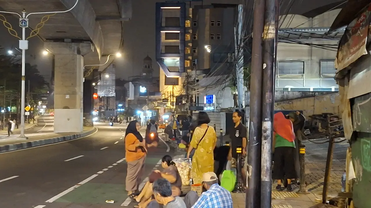 tuna wisma di Jalan Panglima Polim menunggu kedatangan sosok Pak Haji yang membagi uang