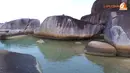 Untuk menuju dari satu bongkahan batu ke batu lainnya pengunjung dapat melalui sebuah jalan penghubung (Liputan6.com/Muhammad Ali)
