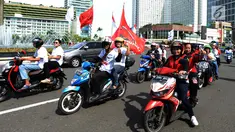 Massa pendukung capres -cawapres nomor urut 01 Jokowi-Ma'ruf Amin saat konvoi kampanye akbar di Bundaran HI, Jakarta Sabtu (13/4). Kampanye akbar Jokowi-Ma'ruf Amin bertajuk Konvensi Akbar Rakyat itu akan bermula dengan karnaval dari Bundaran HI hingga memasuki Stadion GBK. (merdeka.com/Imam Buhori)