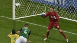 Pemain Irlandia Utara, Gareth McAuley (tengah) mencetak gol ke gawang Ukraina pada laga grup C  Euro 2016 di Stadion Parc Olympique Lyon, Kamis ( 16/6/2016) WIB. (AFP/Jean-Philippe Ksiazek)