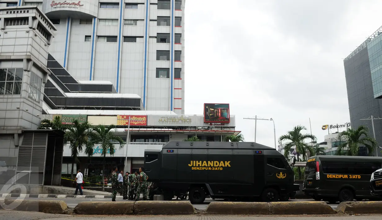 Sejumlah anggota Jihandak TNI AD berjaga di depan gedung Sarinah Jl MH Thamrin, Jakarta, Kamis (14/1/2016). Ratusan petugas penjinak bom gabungan bersiaga pasca ledakan yang terjadi di pos polisi Sarinah, Jakarta. (Liputan6.com/Helmi Fithriansyah)
