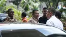 Ketua MPR Bambang Soesatyo (tengah) bersama Wakil Ketua MPR Jazilul Fawaid tiba di Gedung KPK, Jakarta, Senin (9/3/2020). Tujuh pimpinan MPR melakukan kunjungan balasan atas Pimpinan KPK yang datang lebih dulu ke DPR/MPR. (merdeka.com/Dwi Narwoko)