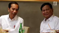 Senyum Presiden terpilih Joko Widodo atau Jokowi (kiri) dan Ketua Umum Partai Gerindra Prabowo Subianto berbincang saat makan bersama di FX Sudirman, Jakarta, Sabtu (13/7/2019). Kedatangan Jokowi dan Prabowo sontak membuat pengunjung FX Sudirman kaget dan bersorak sorai. (Liputan6.com/JohanTallo)