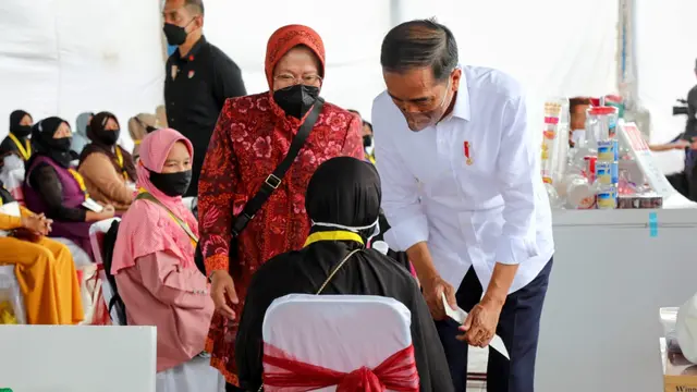 Presiden Jokowi dan Mensos Risma saat kunjungan ke Jatim. (Dian Kurniawan/Liputan6.com)