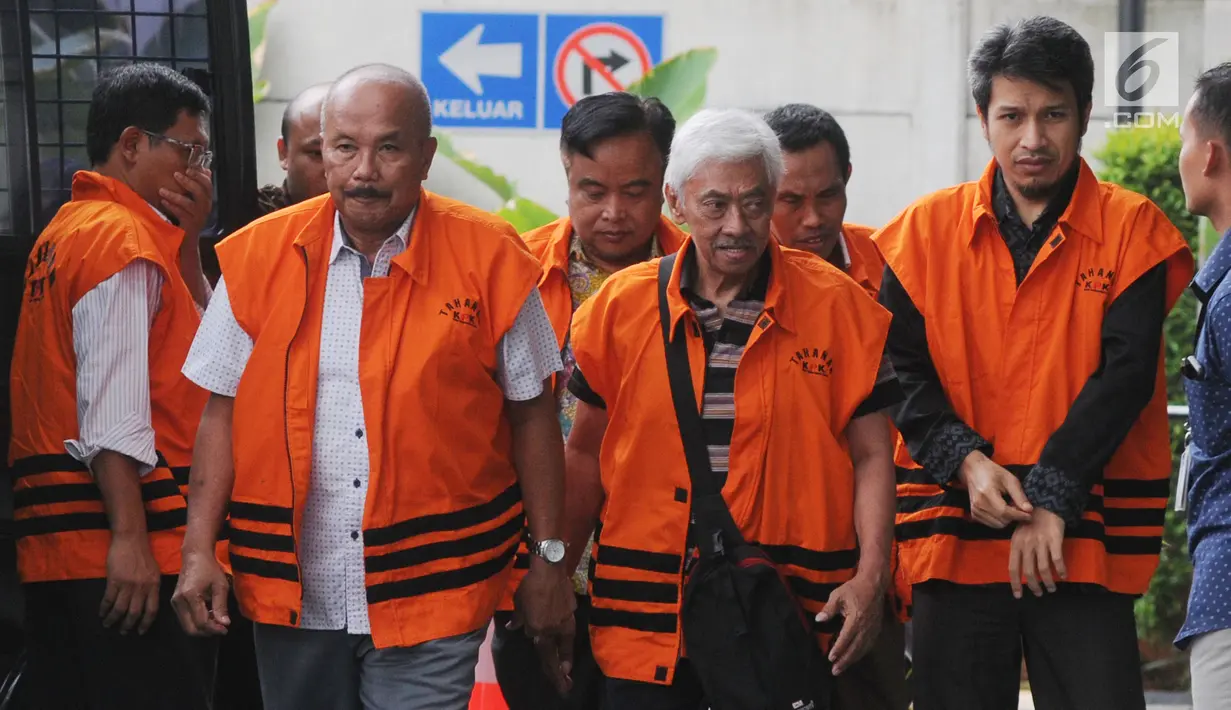 Rombongan tersangka anggota DPRD Malang berjalan turun dari mobil tahanan setibanya di Gedung KPK, Jakarta, Jumat (21/9).KPK memperpanjang masa penahanan sejumlah tersangka kasus suap pembahasan APBD-P Pemerintah Kota Malang itu. (Merdeka.com/Dwi Narwoko)