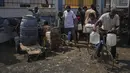 Warga Palestina mengumpulkan air minum di pabrik desalinasi di Deir al-Balah, Jalur Gaza Tengah, Rabu 13 Agustus 2025. (AP Photo/Abdel Kareem Hana)