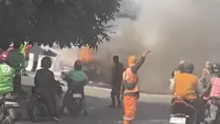Mobil Terbakar Depan SPBU Tanjung Barat