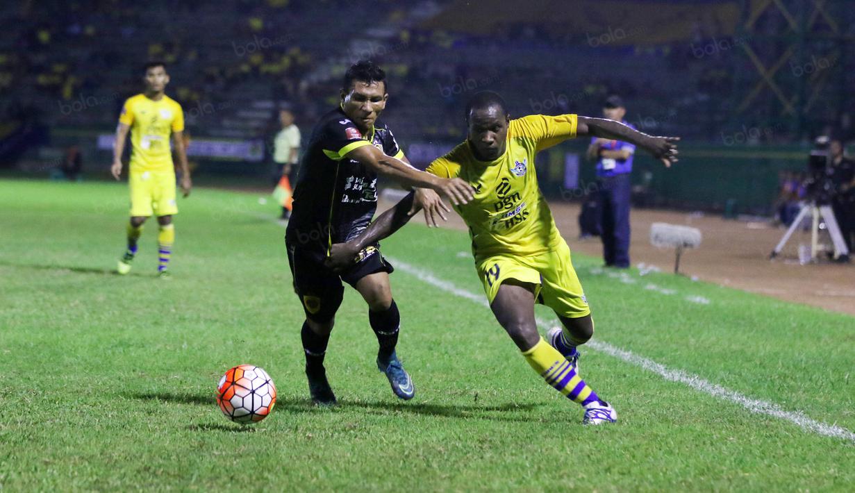Pemain Sriwijaya FC, Musafri (kiri) berebut bola dengan pemain pemain Gresik United, Eduardo Maciel pada laga Torabika SC2016 di Stadion Tridarma Gresik, Minggu (12/6/2016).  (Bola.com/Nicklas Hanoatubun)
