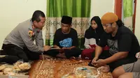Kapolda Jatim Irjen Toni mendatangi rumah aremania Andi Setiawan di Malang. (Dian Kurniawan/Liputan6.com)