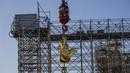 Replika ayam emas diangkat ke puncak menara katedral Notre Dame sebagai bagian dari pekerjaan restorasi di Paris, Sabtu (16/12/2023). (AP Photo/Michel Euler)