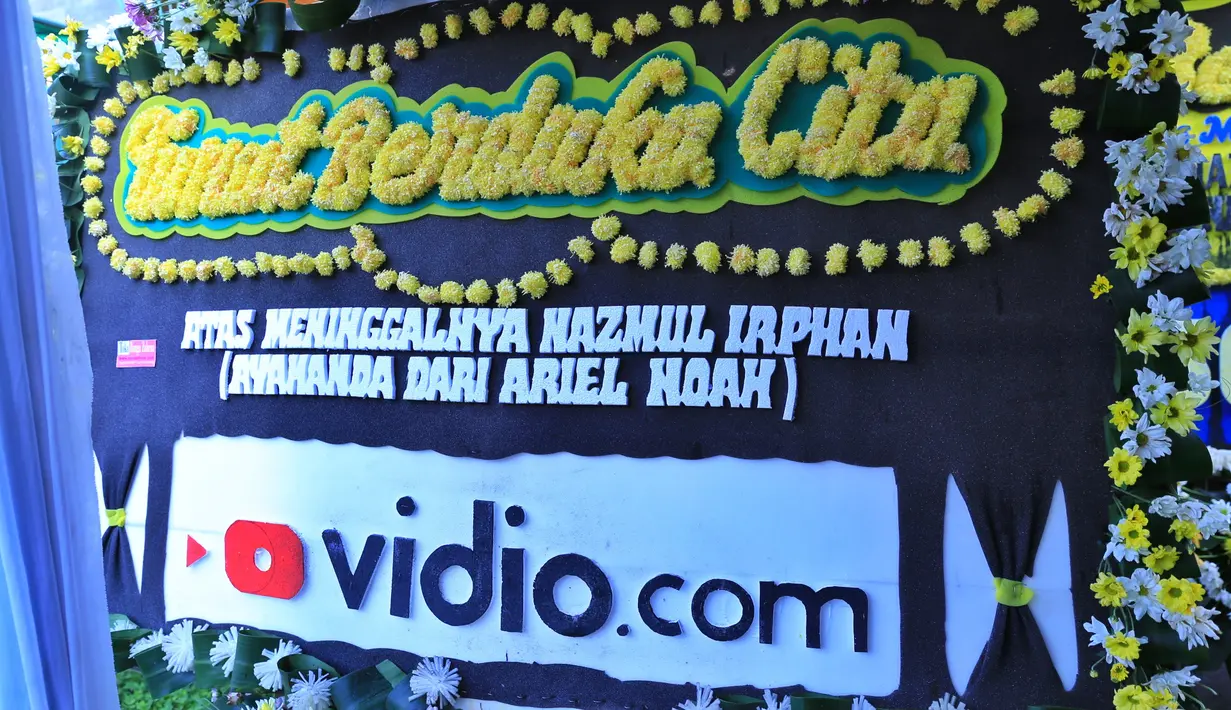 Karangan bunga ucapan belasungkawa berjejer didepan rumah Ariel. Terlihat dari beberapa diantaranya dari rumah produksi, dan situs vidio.com. (Adrian Putra/Bintang.com)