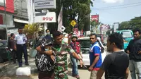 Seorang pria berseragam anggota TNI, membubarkan kelompok tawuran pelajar di Kendari, Jumat (6/12/2019).(Liputan6.com/Ahmad Akbar Fua)