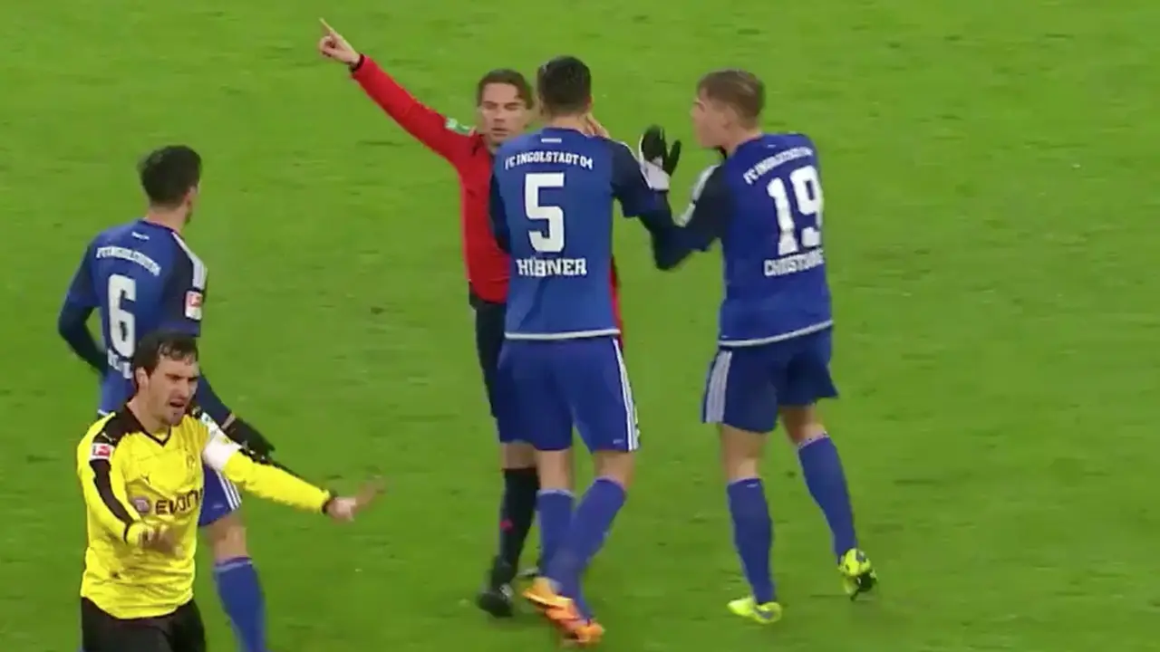 Kesalahan Wasit Terbesar, Tertipu Bek Dortmund