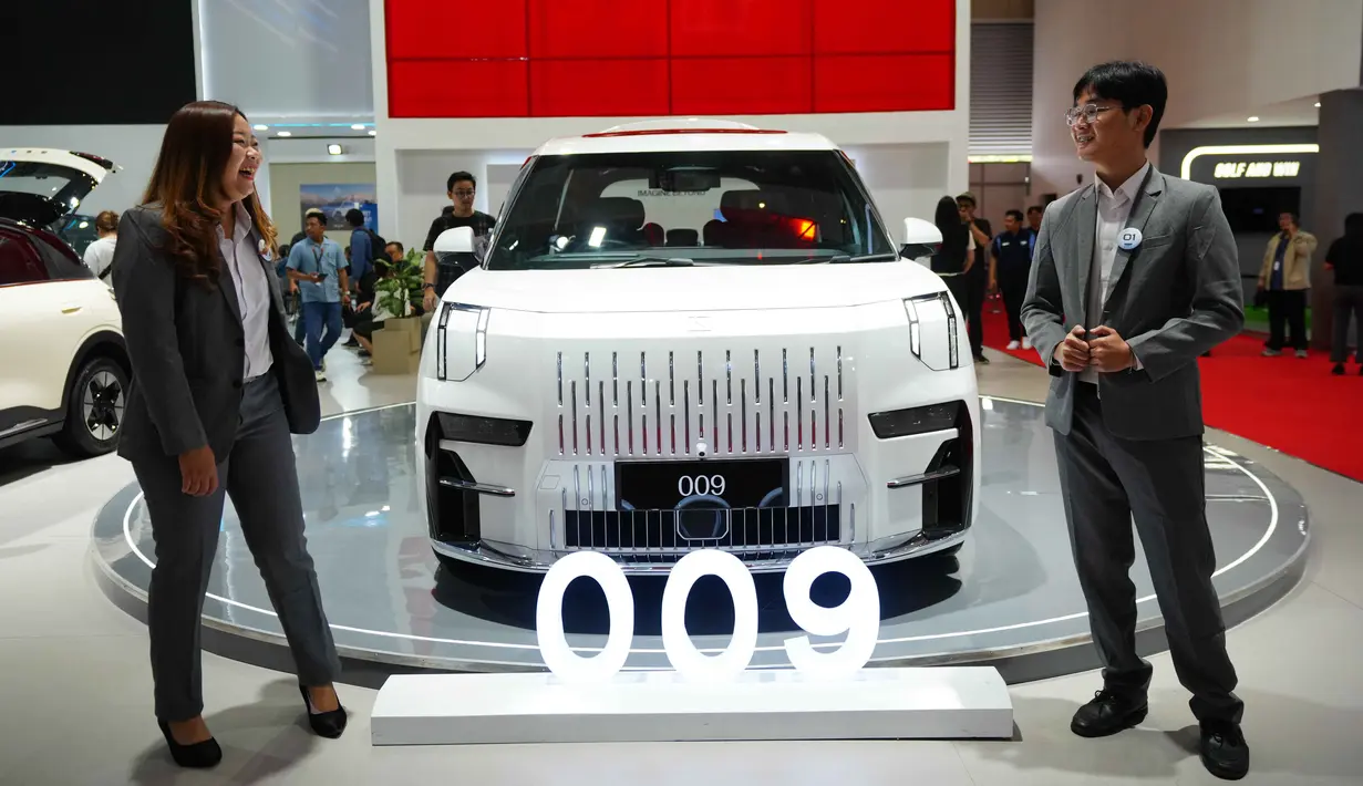 Dari merek Jepang ada Suzuki dengan model e Vitara, sementara merek Inggris, MG, memperkenalkan MGS5 EV. Tampak dalam foto, para staf berdiri di dekat stan Zeekr selama Pameran Otomotif Internasional Indonesia di Jakarta, Sabtu 7 Februari 2026. (AP Photo/Tatan Syuflana)
