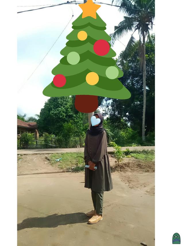 Wanita Ini Minta Latar Fotonya Diedit dengan Pohon Manggis, 7 Hasilnya Bikin Geleng Kepala