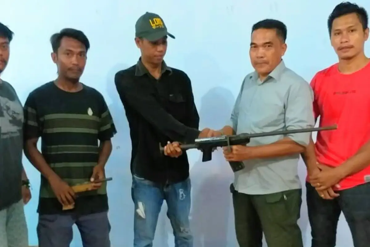 Warga Bima menyerahkan senjata api atau senpi rakitan kepada polisi. (Foto: Liputan6.com/Miftahul Yani)