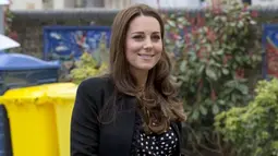 Kate Middleton saat tiba untuk mengunjungi Pusat Anak Brookhill di London pada tanggal 18 Maret 2015 (AFP Photo/Alex lentati) 