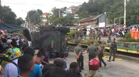Hendak Latihan, Panser TNI Malah Terbalik di Jalanan Ambon