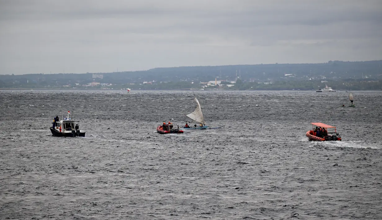 Sabtu 5 Juli 2025 menjadi hari ketiga upaya pencarian korban kapal tenggelam Kapal Motor Penumpang (KMP) Tunu Pratama Jaya. Sebelumnya pada hari kedua, Jumat, 4 Juli 2025, tim SAR gabungan tidak menemukan korban. (SONNY TUMBELAKA/AFP)