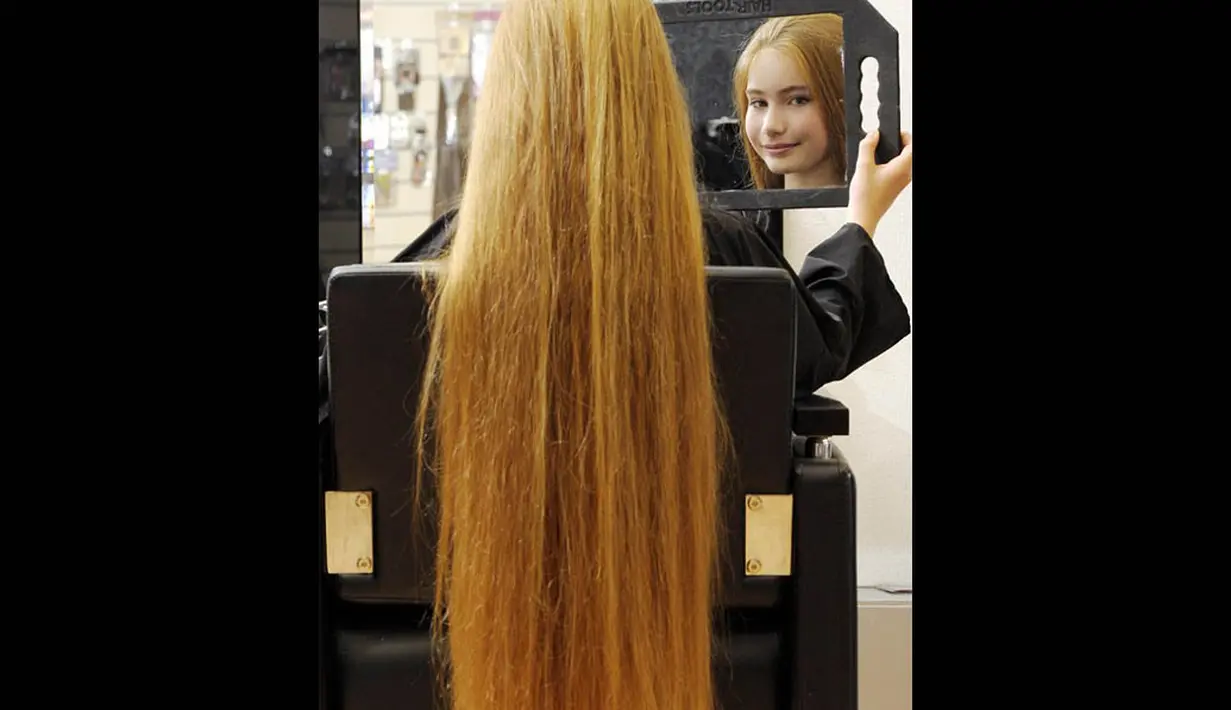 Rambut remaja asal Inggris, Katy White, kini panjangnya selutut dan hampir menyentuh betisnya, Inggris, (26/10/14). (Dailymail)