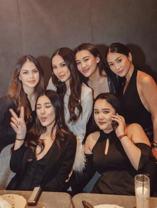 Acara pun dihadiri oleh sahabat-sahabatnya termasuk Aaliyah Massaid yang mengenakan pakaian hitam kompak dengan yang lainnya.  credit:  (@alyssadaguise)