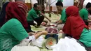 Panitia menimbang daging kurban sebelum dimasukkan ke dalam plastik di Masjid Sunda Kelapa, Jakarta, Senin (12/9). Panitia tidak lagi membagi-bagikan daging kurban langsung kepada masyarakat bertepatan Hari Raya Idul Adha 1437H (Liputan6.com/Helmi Afandi)