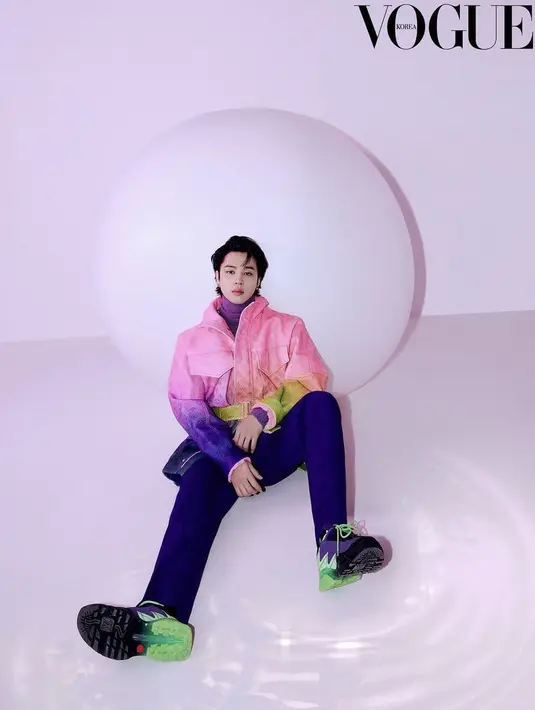 Tampil dengan koleksi Spring 2022 Menswear Louis Vuitton, Jimin tampil colorful dengan jaket pink ungu berdetail kantung besar di bagian depan, dipadu turtleneck ungu dan celana ungu. Bahakn, menggunakan sneakers dengan warna ungu dan hijau. Dok. Vogue Korea.