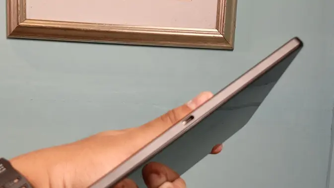 <p>Hands-on (Kiri) Lenovo Legion Tab (Eclipse Black) saat acara pengenalan di Jakarta. Liputan6.com/Matahari Kartika Purusakara.</p>