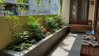 6 Model Teras dengan Pot Tanaman Permanen dari Cor Beton, Tampak Lebih Asri
