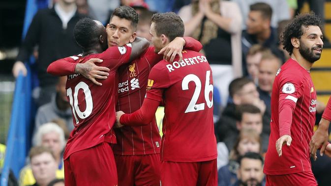 Penyerang Liverpool, Firmino (kedua kiri) berselebrasi bersama rekan-rekannya usai mencetak gol ke gawang Chelsea pada pertandingan lanjutan Liga Inggris di Stadion Stamford Bridge, London (22/9/2019). Liverpool menang tipis atas Chelsea 2-1. (AP Photo/Frank Augstein)