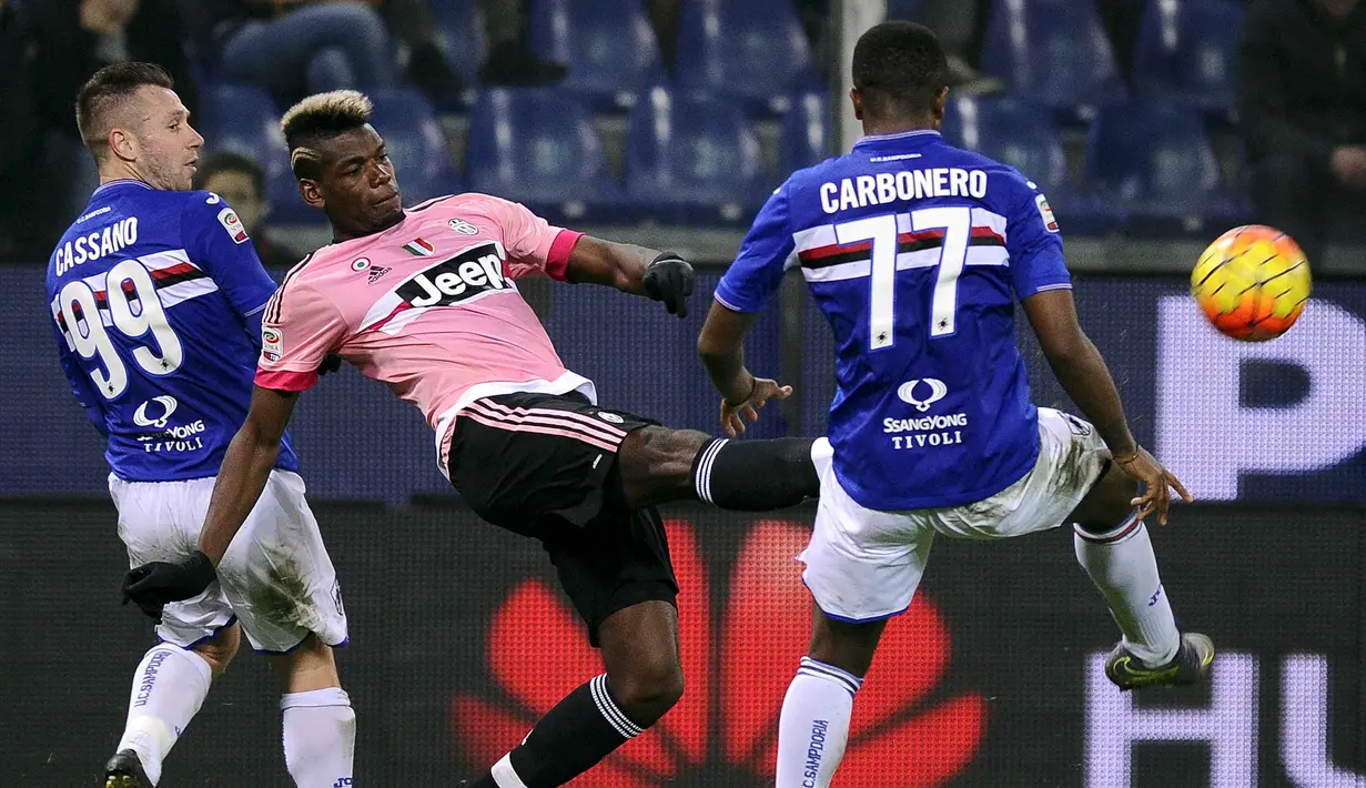 Pemain Sampdoria, Antonio Cassano (kiri) dan Carlos Carbonero (kanan) i berebut bola dengan Paul Pogba pada lanjutan Liga Italia Serie A di Stadion Marassi, Genoa, Senin (11/1/2016) dini hari WIB.    (REUTERS/Giorgio Perottino)