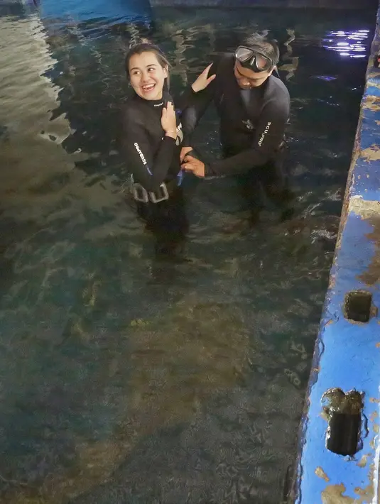 “Aku kan home schooling, jadi tidak ada kegiatan Paskibra. Baru sekarang melakukan pengibaran bendera dan di dalam air,” ungkapnya dengan ekspresi penuh keceriaan. (Bambang E.Ros/Fimela.com)