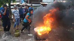 Warga mempraktekan materi yang telah diberikan petugas pemadam kebakaran, Jakarta, Minggu (9/10). Kegiatan ini dilakukan untuk mengedukasi warga tentang bagaimana langkah awal yang dapat dilakukan saat terjadi kebakaran. (Liputan6.com/Immanuel Antonius)