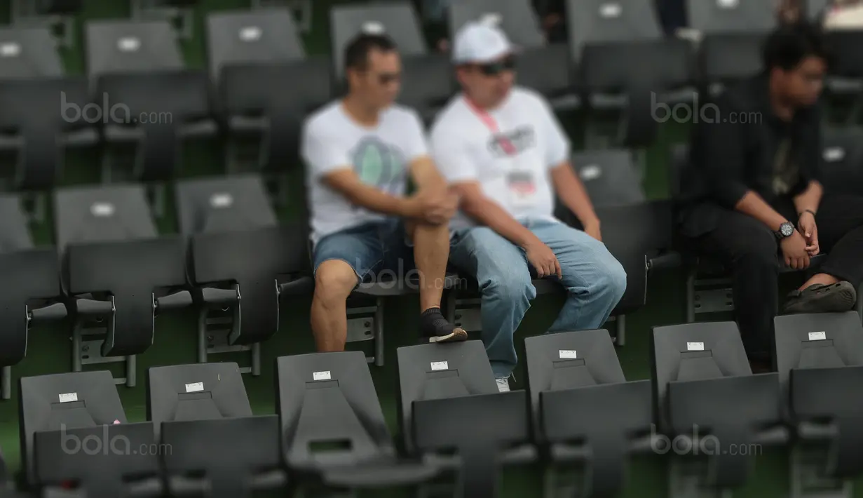 Selain menagangkat kaki, sampah juga berserakan  dari oknum penonton yang menyaksikan laga Piala Davis 2018 grup dua Asia/Oceania di Senayan, Jakarta, Sabtu (4/2/2018). (Bola.com/Nick Hanoatubun)