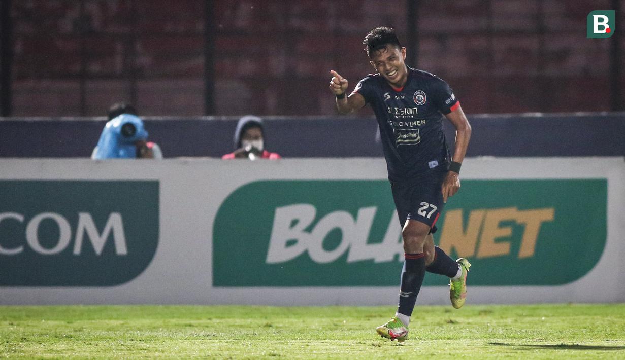 Pemain Arema FC, Dedik Setiawan merayakan gol kedua timnya saat laga pekan kesembilan BRI Liga 1 2021/2022 antara Arema FC melawan Persita Tangerang di Stadion Sultan Agung, Bantul, Rabu (27/10/2021). (Bola.com/Bagaskara Lazuardi)