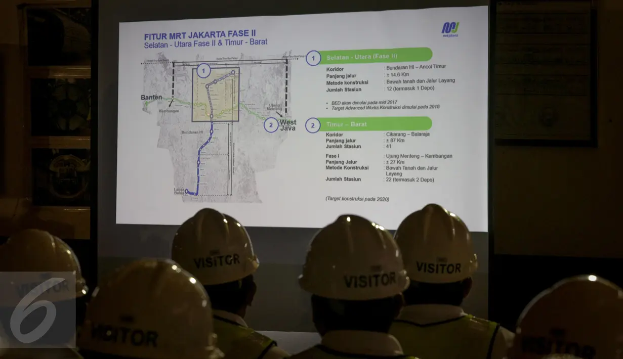 Layar proyeksi memperlihatkan fitur mass rapid transit (MRT) Jakarta Fase II di kawasan Sudirman, Jakarta, Senin (20/3). Fase kedua yang meliputi jalur Bundaran HI-Ancol Timur sepanjang 13,5 km akan dimulai pada 2018. (Liputan6.com/Faizal Fanani)