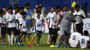 Legenda sepak bola, Diego Maradona, memberikan pelatihan kepada anak-anak di Barasat, Selasa (12/12/2017). Kunjungan ini dilakukan pria asal Argentina itu dalam rangkaian liburan. (AFP/Dibyangshu Sarkar)