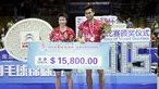 Ekspresi bahagia Tontowi/Liliyana usai juara Asia Championship 2015 di di Wuhan Sports Center Gymnasium, Minggu (26/4/2015).  (Reuters/China Daily)