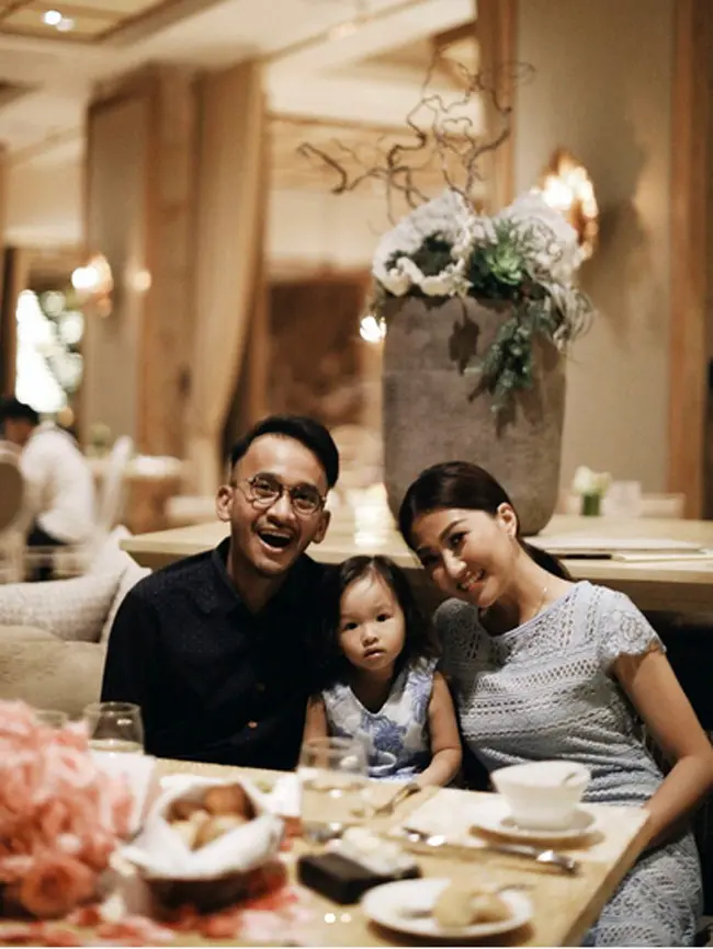 Ruben Onsu dan Sarwendah Tan baru saja merayakan hari jadi pernikahannya yang ke-4. Sedikit membuat Sarwendah sedih, lantaran pada hari pernikahannya (22 Oktober), ibu satu anak itu harus berada di luar kota lantaran pekerjaan. (Instagram/sarwendah29)