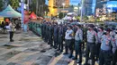 Personel gabungan TNI-Polri saat apel persiapan pengamanan perayaan malam Tahun Baru 2023 di Bundaran HI, Jakarta, Sabtu (31/12/2022). Petugas juga telah melakukan sterilisasi di kawasan Bundaran HI pada pukul 18.00 WIB dan ditutup secara permanen pada pukul 20.00 WIB. (Liputan6.com/Angga Yuniar)