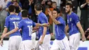 Penyerang Italia, Graziano Pelle (kanan) merayakan gol dengan para pemain lainnya saat laga persahabatan di Juventus Stadium,Italia, Rabu (1/4/2015). Italia bermain imbang 1-1 atas Inggris. (REUTERS/Giorgio Perottino)