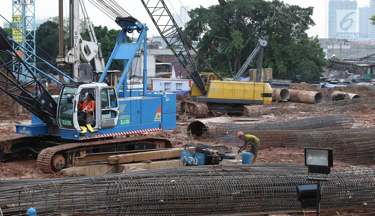 Pekerja menggunakan alat berat untuk menyelesaikan pembangunan proyek Rumah Susun Pasar Rumput di Manggarai, Jakarta, Jumat (21/7). Nantinya pasar modern tersebut akan dipadu dengan rumah susun sewa (rusun terpadu). (Liputan6.com/Immanuel Antonius)