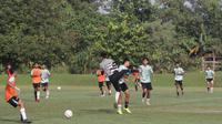 Timnas Indonesia U-16 saat menggelar latihan jelang Piala AFF U-16 2024 di Lapangan Yogyakarta Independent Schoool (YIS), Jl. Tegal Mlati No. 1, Jombor Lor, Sinduadi, Mlati, Sleman, Yogyakarta, Rabu (22/5/2024) pagi. (Bola.com/Ana Dewi)