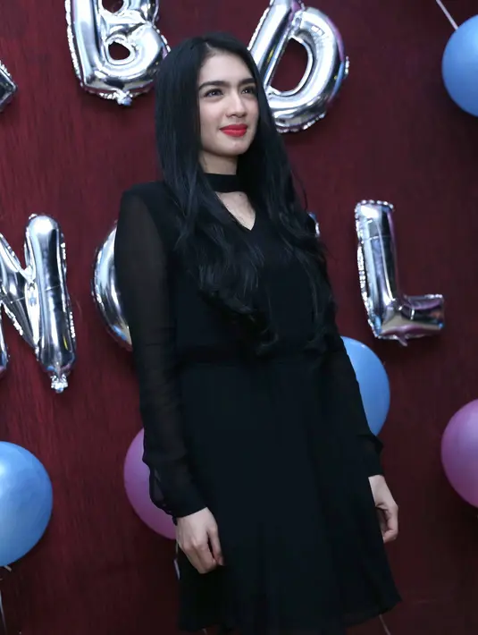 "Aku ngurusin anak dulu, fokus kerja jalanin karier mulai usaha lagi. Aku nggak mau pikirin ke menikah, ya jalani aja tetep berusaha berdoa yang terbaik," ucap Angel Karamoy di kawasan Tendean, Jakarta Selatan, Senin (4/12/2017). (Nurwahyunan/Bintang.com)