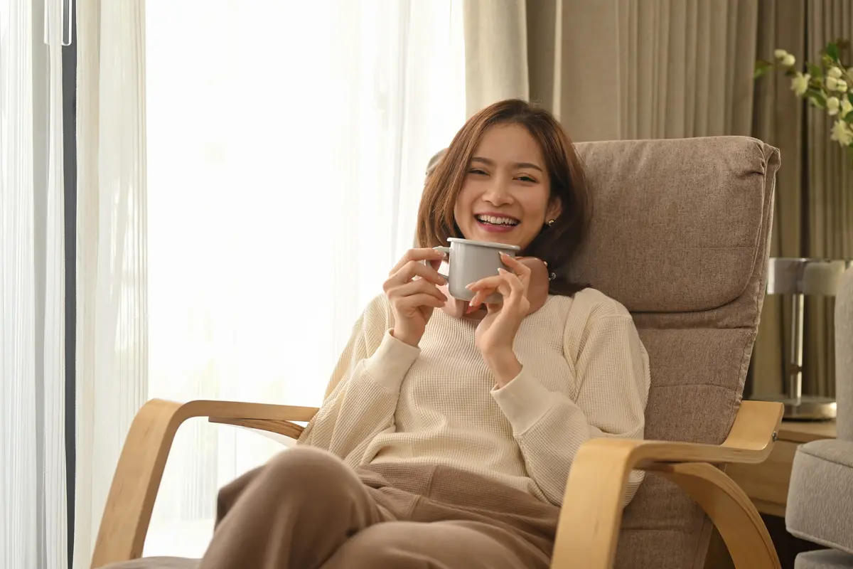 perempuan dan desember duduk santai