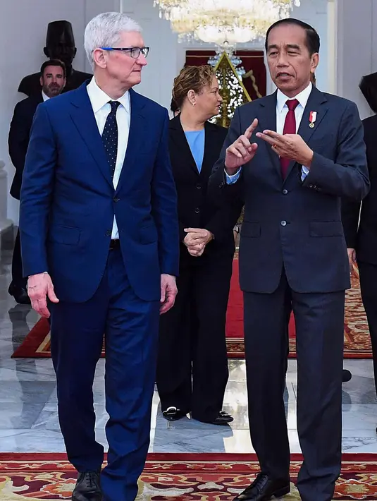 Tim Cook bertemu langsung dengan Presiden Joko Widodo (Jokowi) untuk membahas sejumlah hal terkait rencana investasi. (Handout/Istana Kepresidenan/AFP)