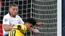 Gelandang Borussia Dortmund, Mahmoud Dahoud mencoba mencetak gol dibayangi bek  Tottenham Hotspur, Toby Alderweireld pada leg pertama 16 besar Liga Champions di Stadion Wembley, Rabu (13/2). Hotspur menang telak 3-0 atas Dortmund. (AP/Alastair Grant)