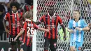 Selebrasi Mario Balotelli bersama timnya saat melawan Olympique de Marseille pada lanjutan Ligue 1 Prancis di "Allianz Riviera" stadium, Nice, (12/9/2016) dini hari WIB. Nice menang 3-2. (AFP/Valery Hache)